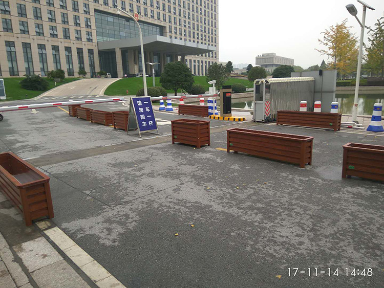 平湖市行政中心，市委市政府門口木紋鋁合金花箱