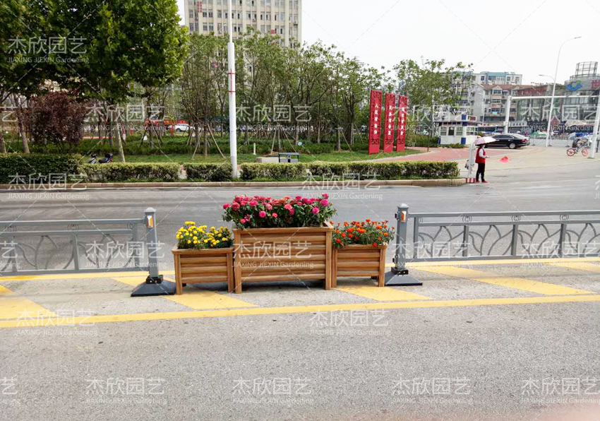 為什么大家都選擇護(hù)欄花箱？